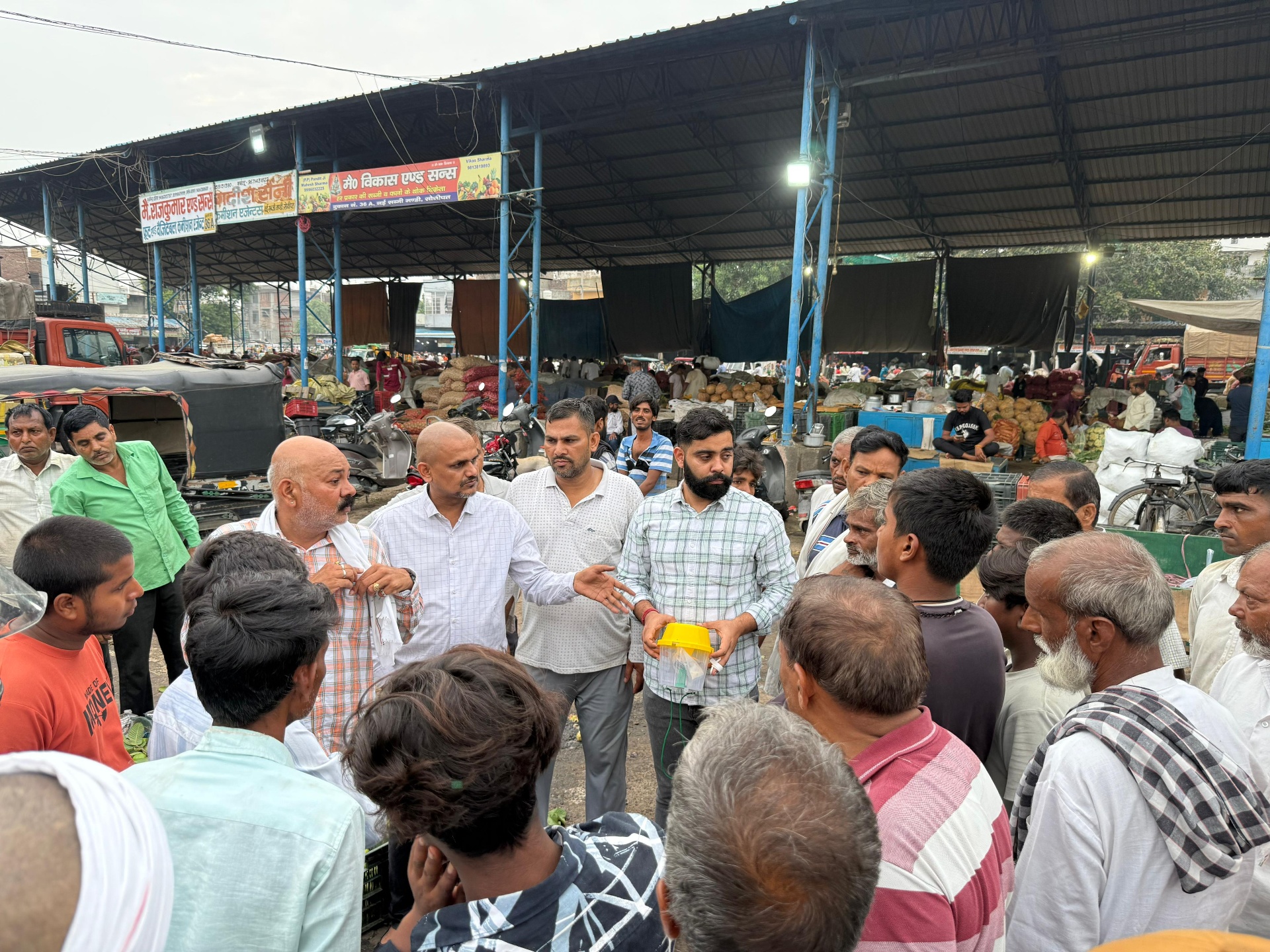 KFPCL team coordinating with farmers at the wholesale mandi